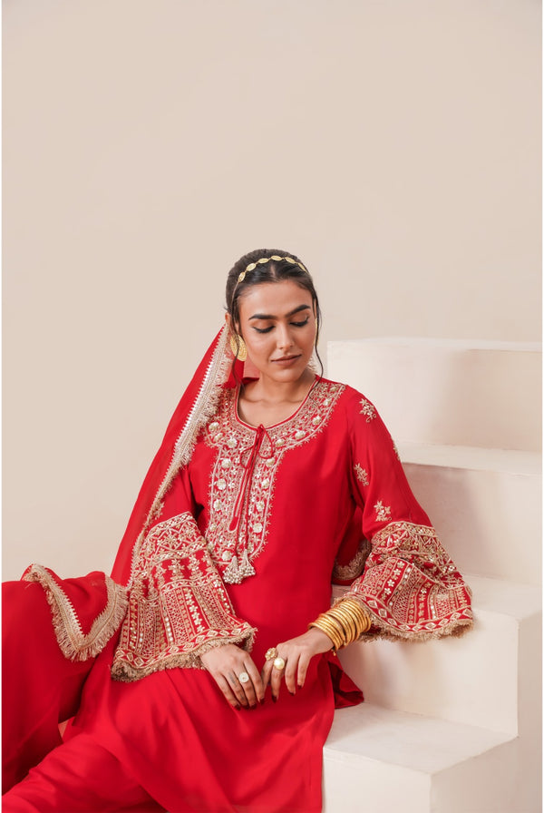 Pure Chinon suit from Tahraa.